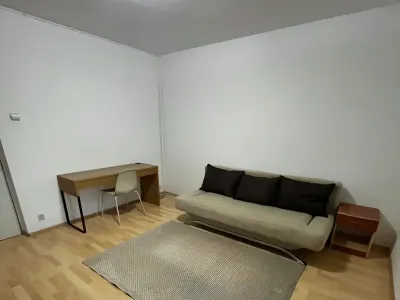 inchiriere garsoniera Sector 4 București zona birou canapea